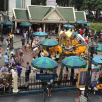 Bedetempel blandt turister.jpg