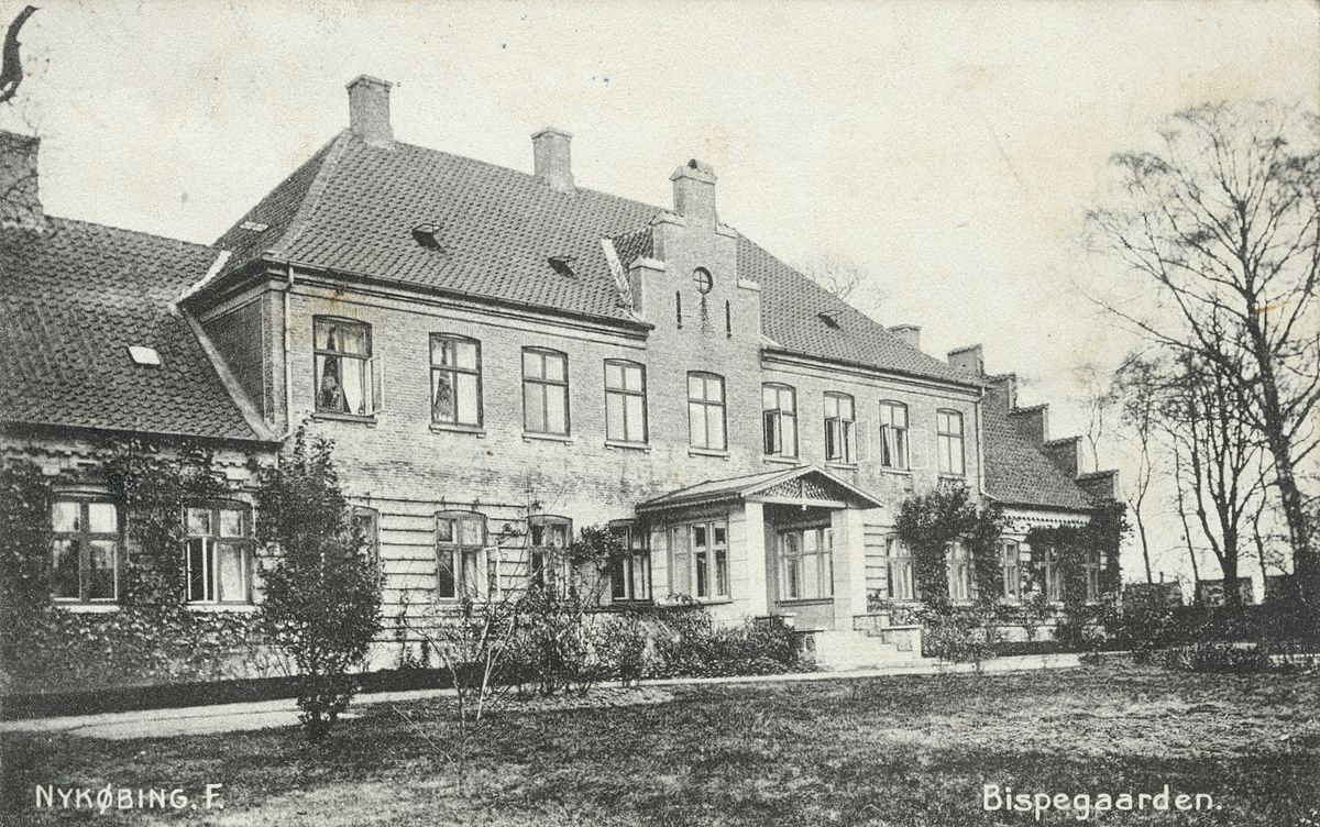 1200px-Nykb_F_bispegaard.jpg