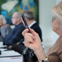 Møde genrebillede løftet hånd.jpg