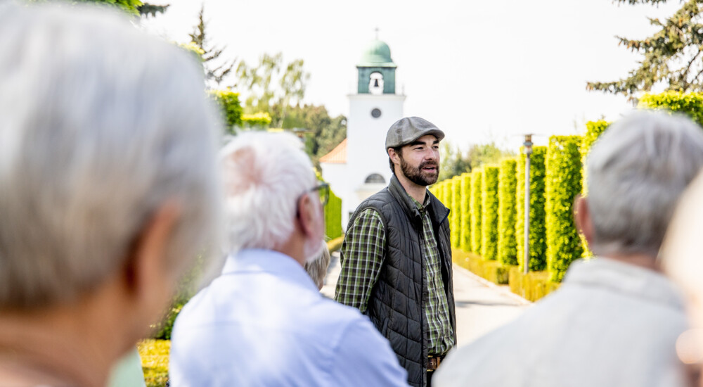 Kirkegårdsleder Kasper Olsgaard Nielsen, kirkegårdsvandring ved 100-års jubilæum for Nordre Kirkegård. Foto Ingrid Riis