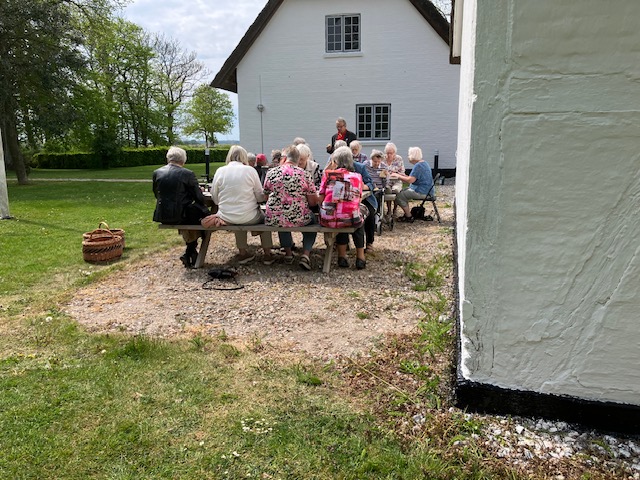 Udendørs spisning på minihøjskole